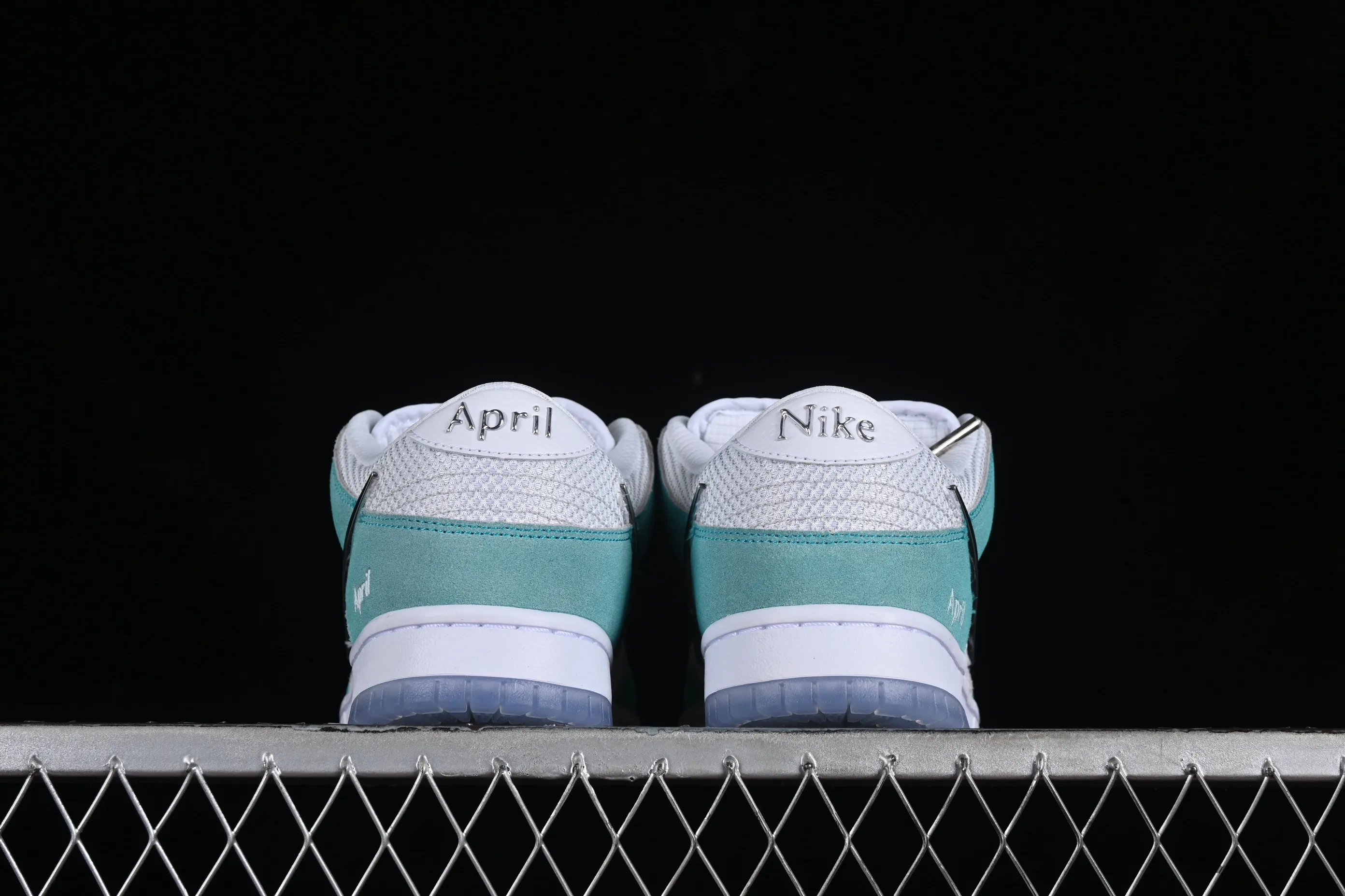 All Categories Nk SB Dunk Series Nk SB Dunk Low Low-top sneakers Pure original April Skateboards x Nk SB Dunk Low joint model Frozen Rose SB smashed backboard fashion casual sneakers FD2562-400